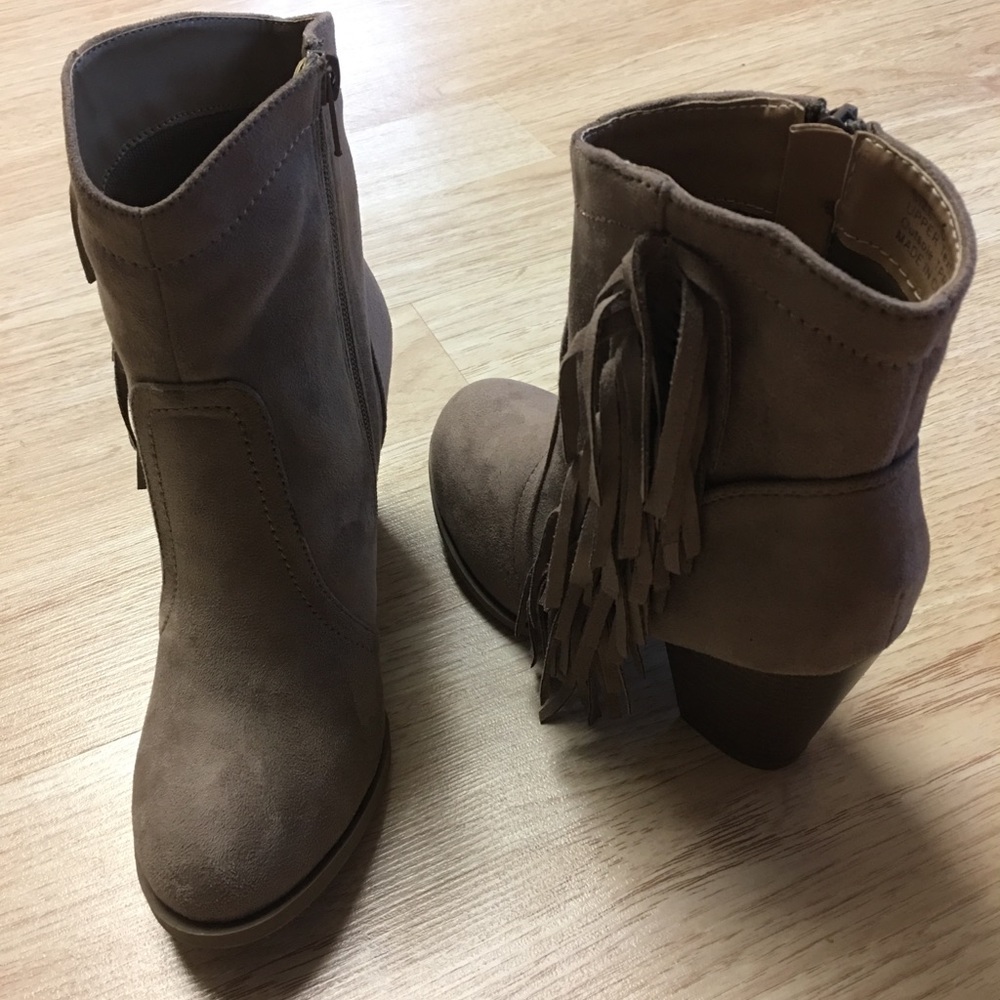 Ladies suede ankle boots with side fringe - Picture 4 of 5